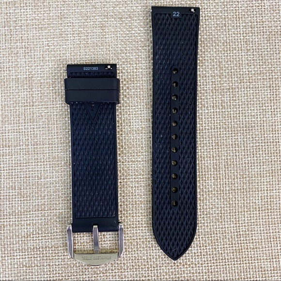 FOSSIL black silicone 22mm smartwatch band - Picture 2 of 3